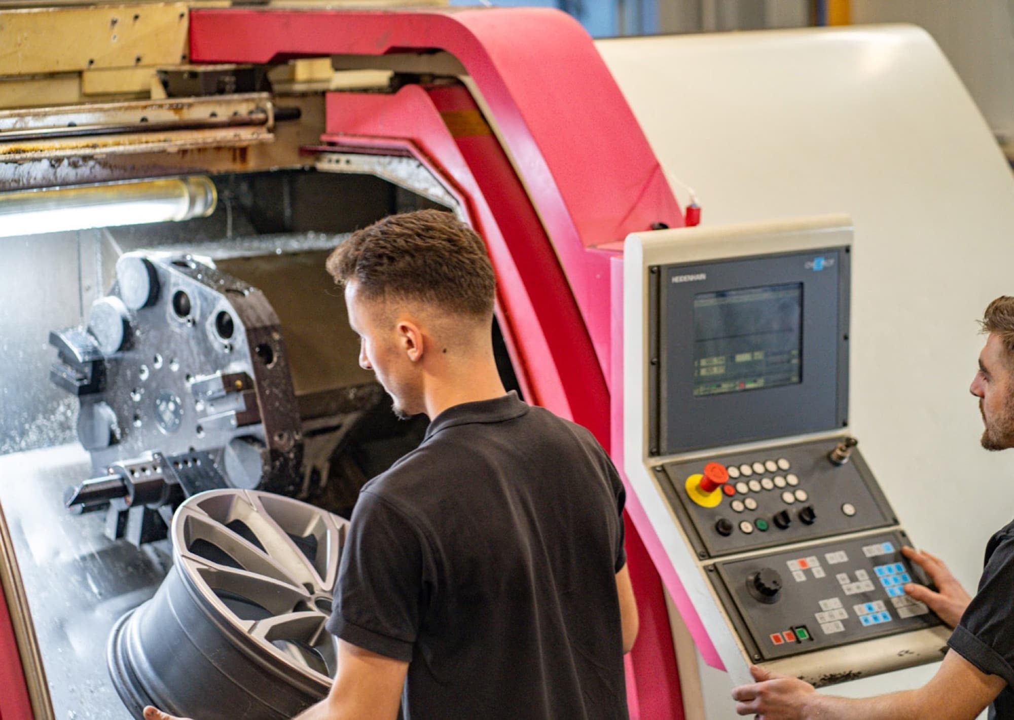 CNC-Drehmaschine beim Glanzdrehen einer Felge